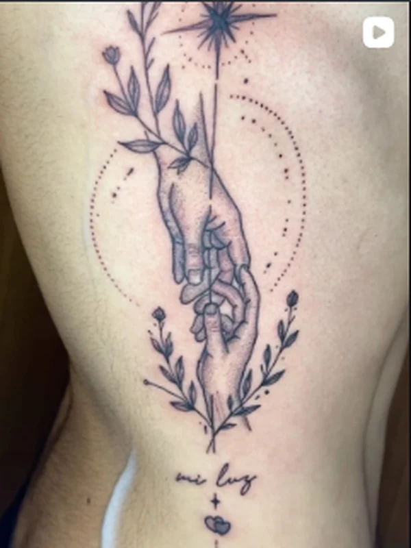 Tatuaje Fine Line Manos Entrelazadas 'Mi Luz' por MICHU Art